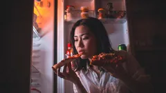 なぜ私たちは夜になると冷蔵庫に惹かれるのか、そして鋼のような意志力なしでそれをやめる方法