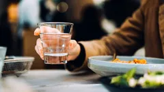消化と満腹感：食事の前後に飲むべき水の量