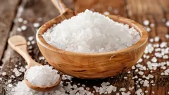 1日にどれくらいの塩分が健康的で、食品の中で最もよく隠れているのはどこですか？