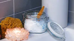 バスルームの湿気対策:塩を使った安価な家庭の知恵、1分でできる方法